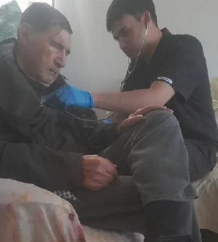 A cuidadora brinda apoyo durante una actividad de cuidado en casa.